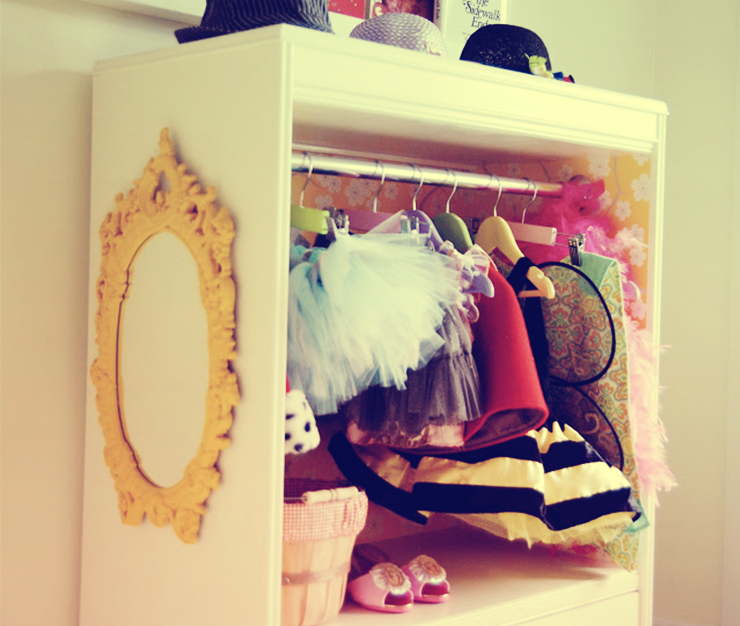 organizar fantasias das crianças - Just Real Moms
