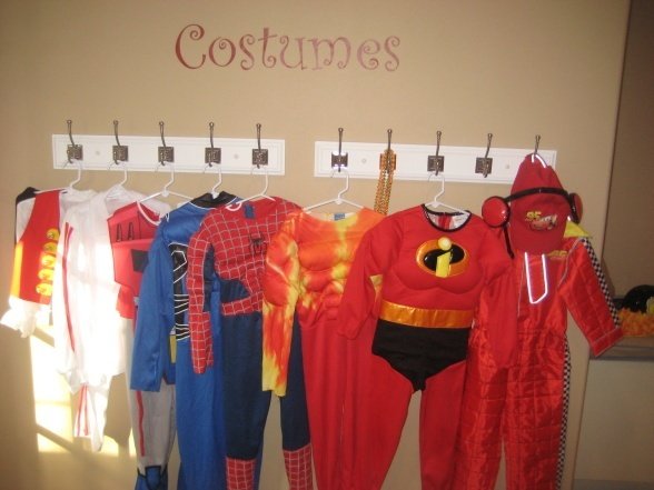 organizar fantasias das crianças - Just Real Moms
