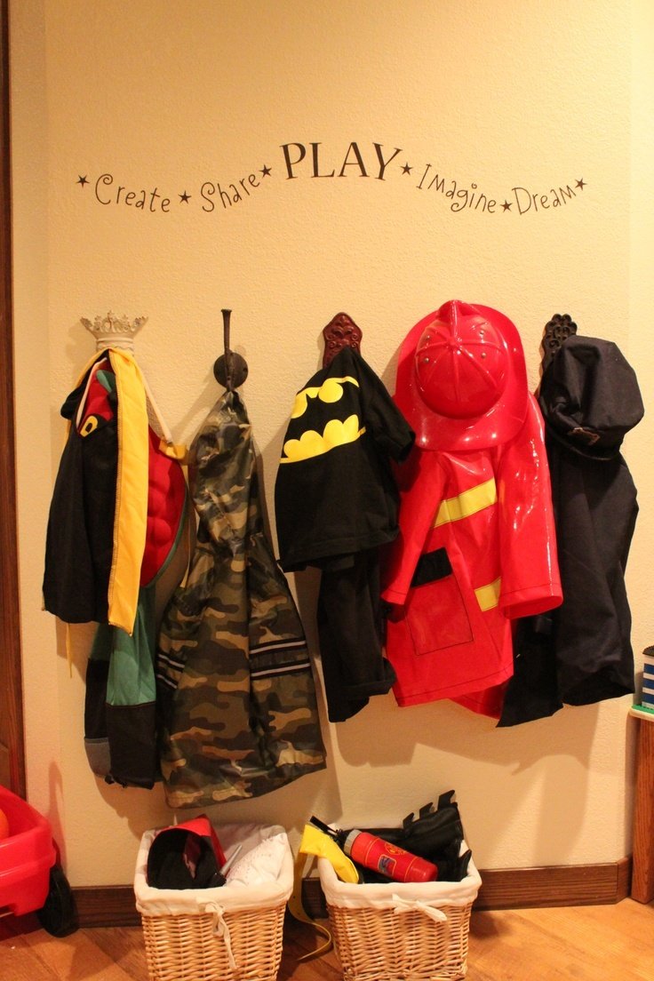 organizar fantasias das crianças - Just Real Moms