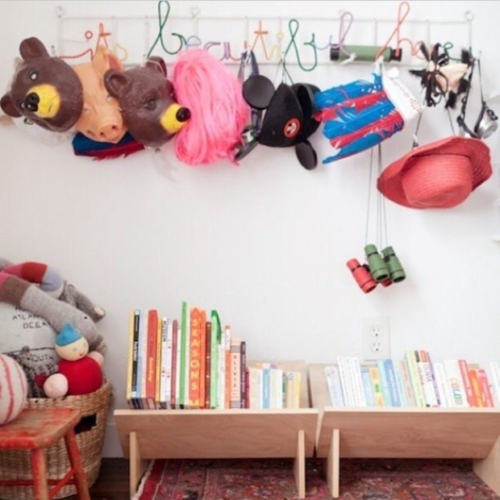 organizar fantasias das crianças - Just Real Moms