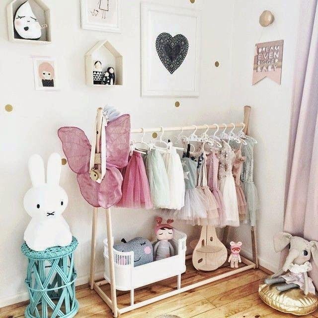 organizar fantasias das crianças - Just Real Moms