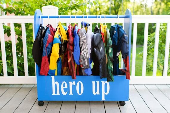 organizar fantasias das crianças - Just Real Moms