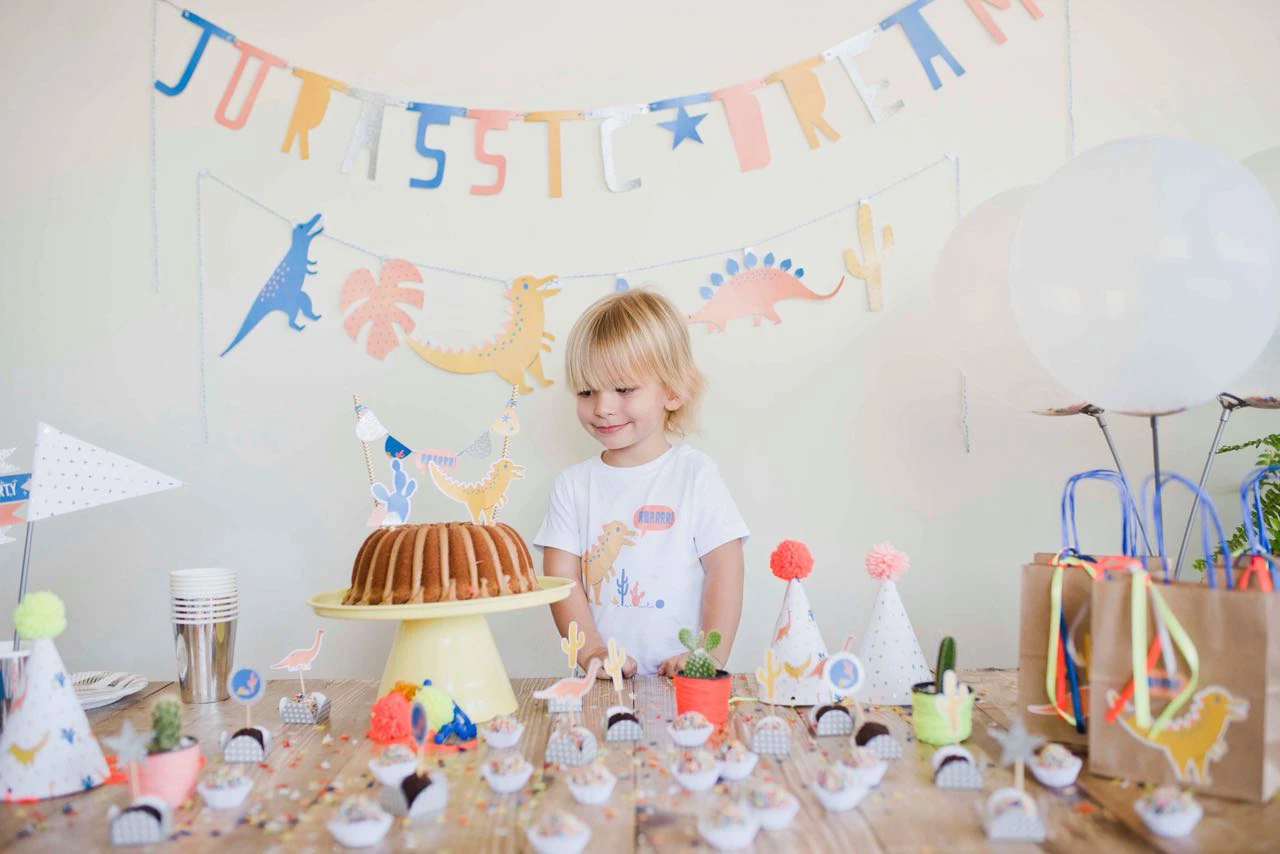 Menino fazendo aniversário com tema Dinossauro - Just Real Moms