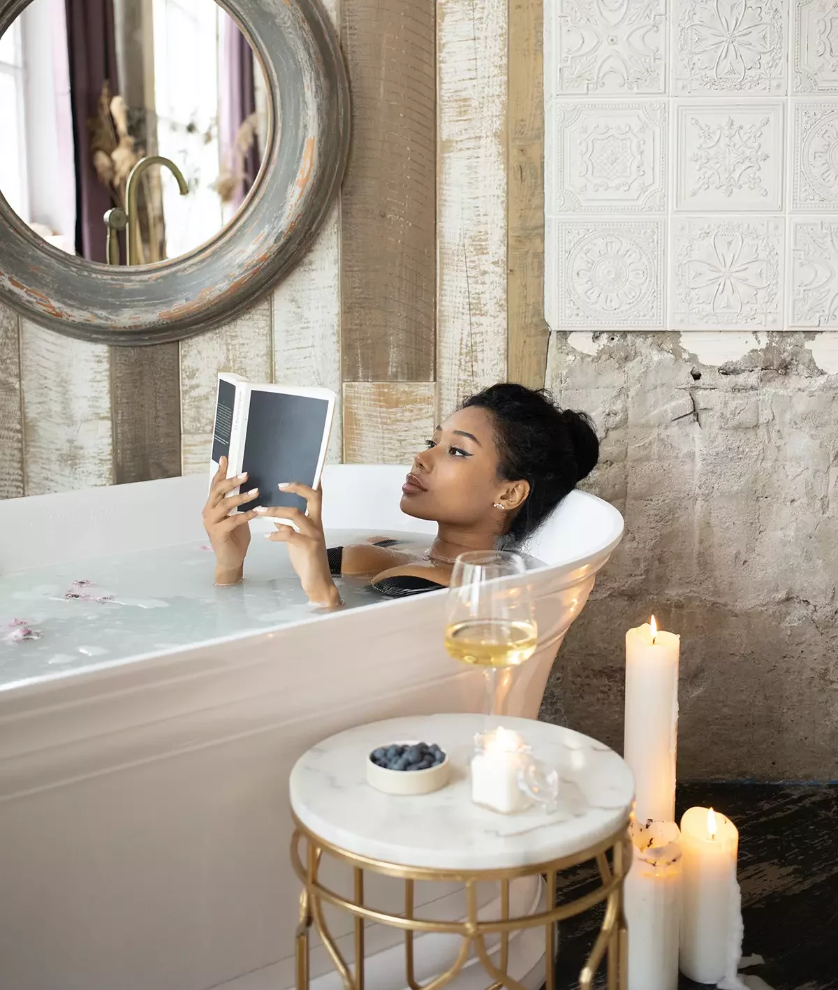 mulher deitada na banheira, lendo livro - Just Real Moms