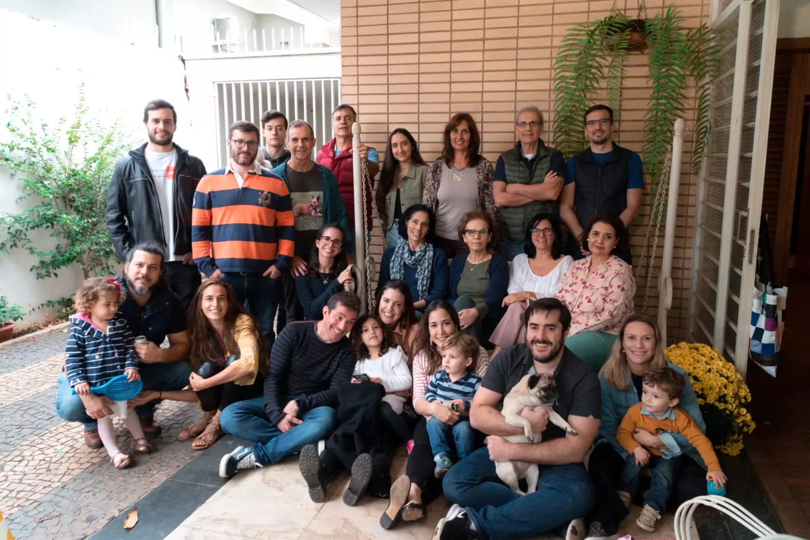 Netos e primos com o bizavô - Just Real Moms