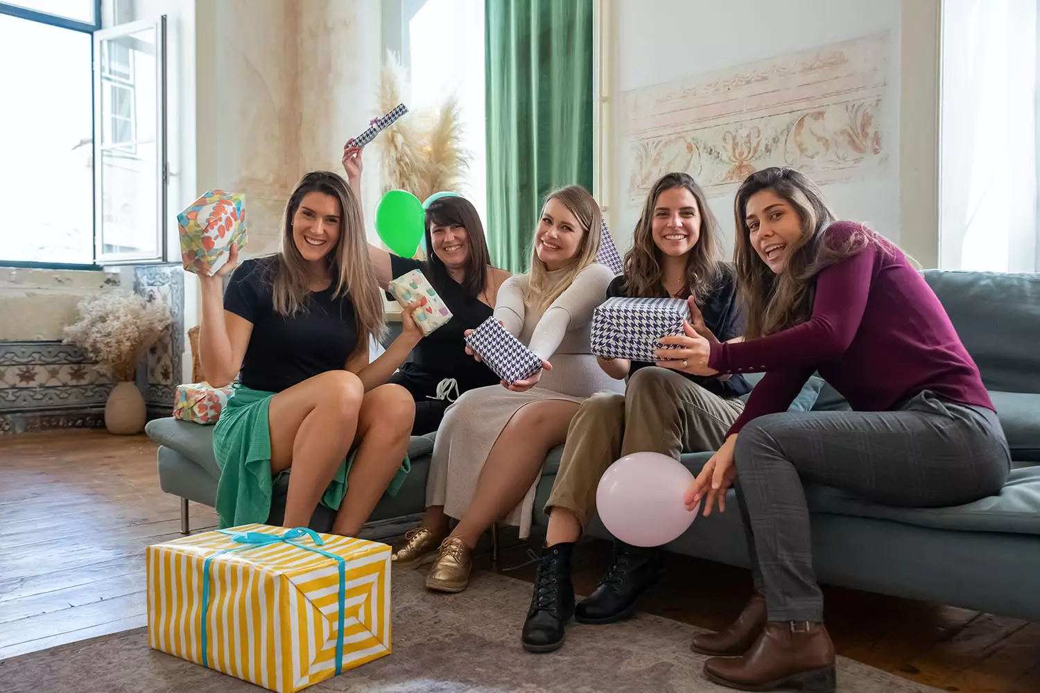 Grávida com amigas abrindo presente do chá de bebê - Just Real Moms