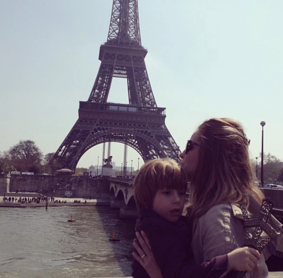Leticia e seu filho mais velho em Paris com a Torre Eiffel ao fundo - Just Real Moms
